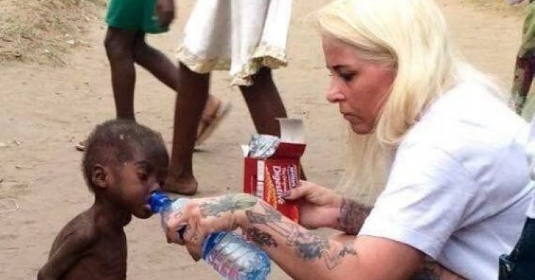 Îți amintești de băiețelul subnutrit din Nigeria salvat de o asistentă socială? Uite cum arată și ce face acum
