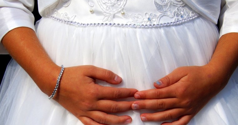 O fetița de 13 ani din Cluj este „căsătorită” cu un bărbat în vârstă de 75 de ani