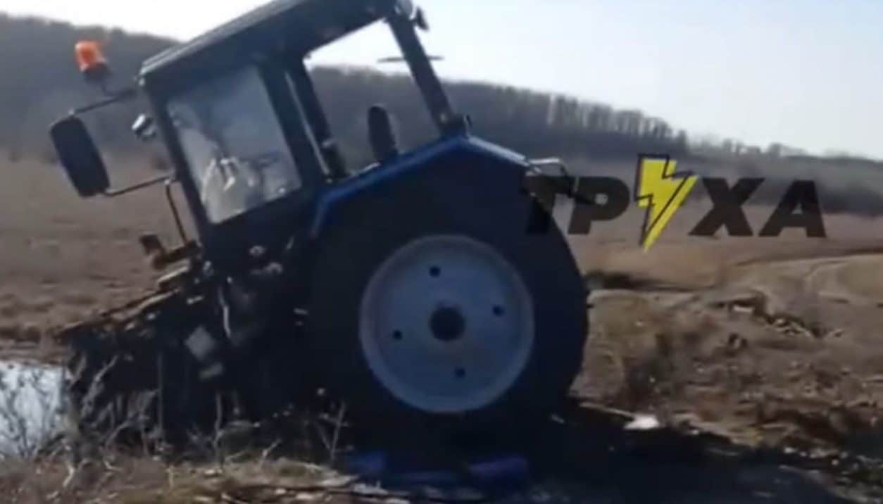 Tractor distrus după ce a trecut peste o mină în Ucraina
