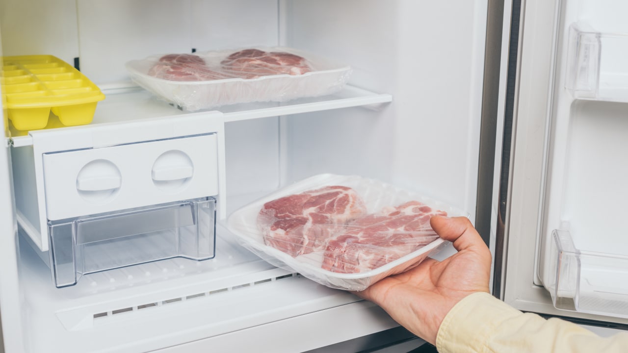 Câte luni poate fi păstrată în congelator carnea de porc, pui și vită