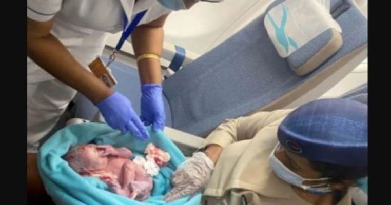 Un nou-născut a fost descoperit în toaleta unui avion în timpul unui control de rutină
