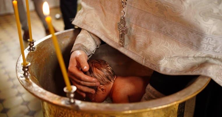 Ce a decis justiția în cazul preotului din Medgidia care a scăpat un copil în cristelniță