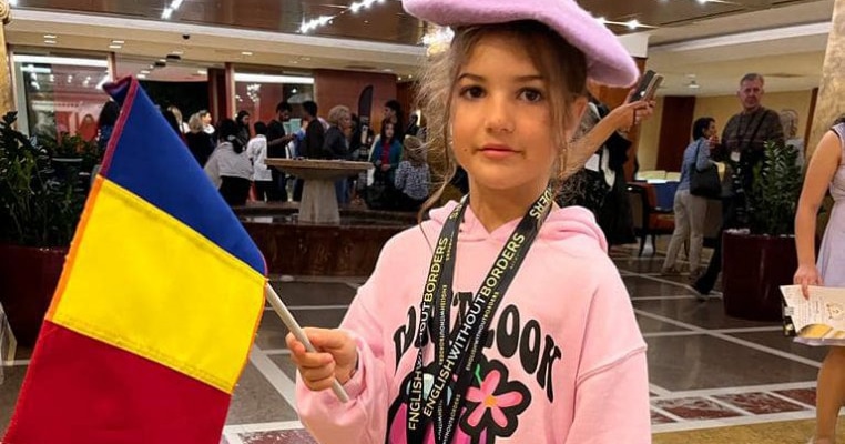 Povestea Almei, fetița de numai 7 ani din Cluj, care s-a calificat direct în finala mondială a Olimpiadei de Limba Engleză de la Roma
