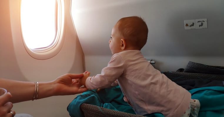 Un artist publică o filmare cu țipetele unui copil în avion și internetul explodează