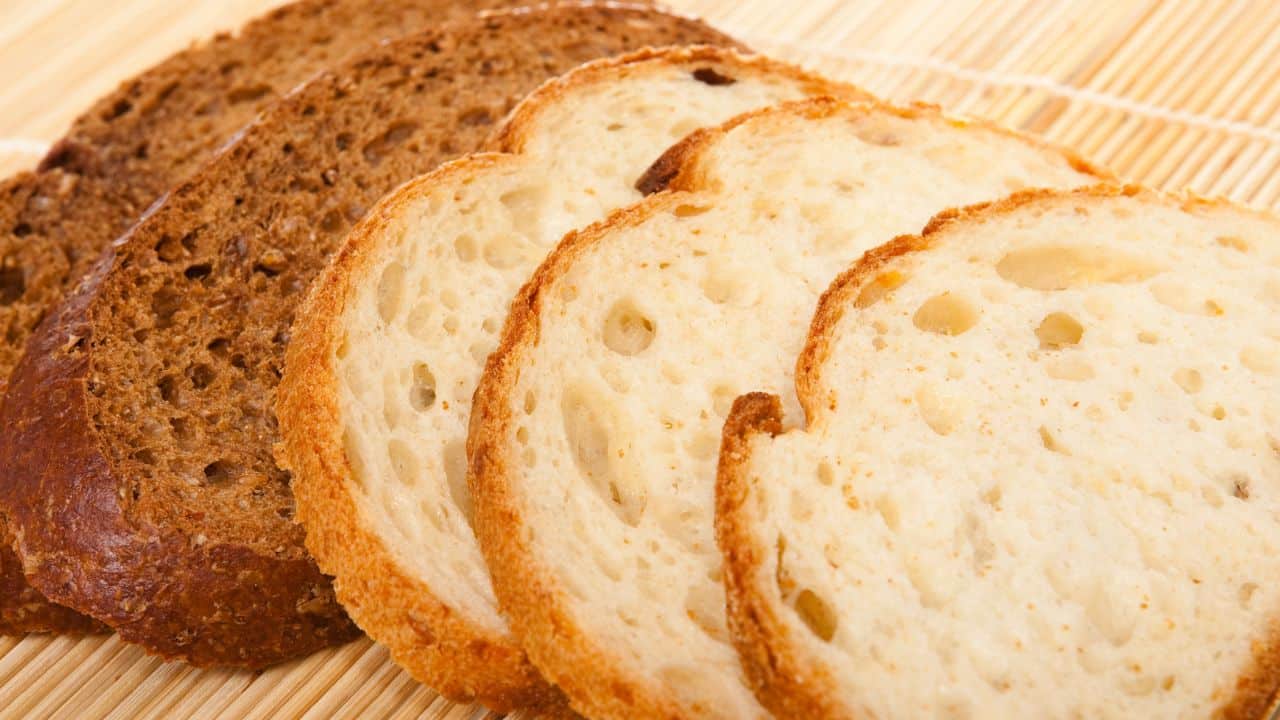 Pâine albă sau pâine neagră. Care e mai sănătoasă