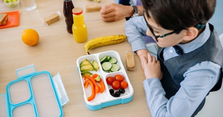 Programul „Cornul și laptele” în școli devine „Mic dejun sănătos”. Elevii vor avea mai multe portii de lactate, fructe si legume