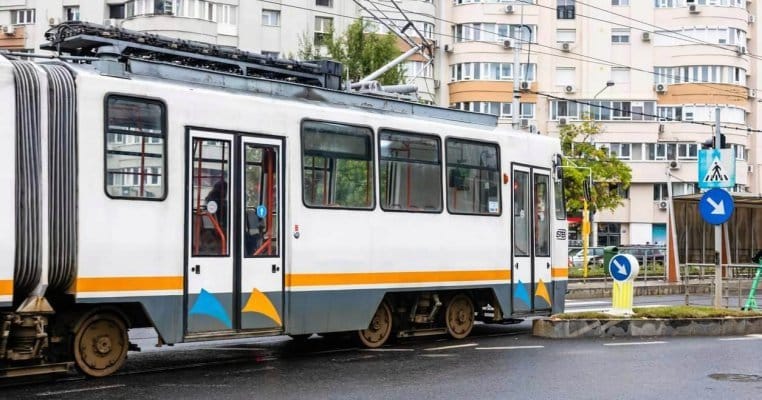 Noutăți în cazul fetiței de 12 ani călcată de tramvai în cartierul Rahova din Capitală! Ar fi traversat cu ochii în telefon