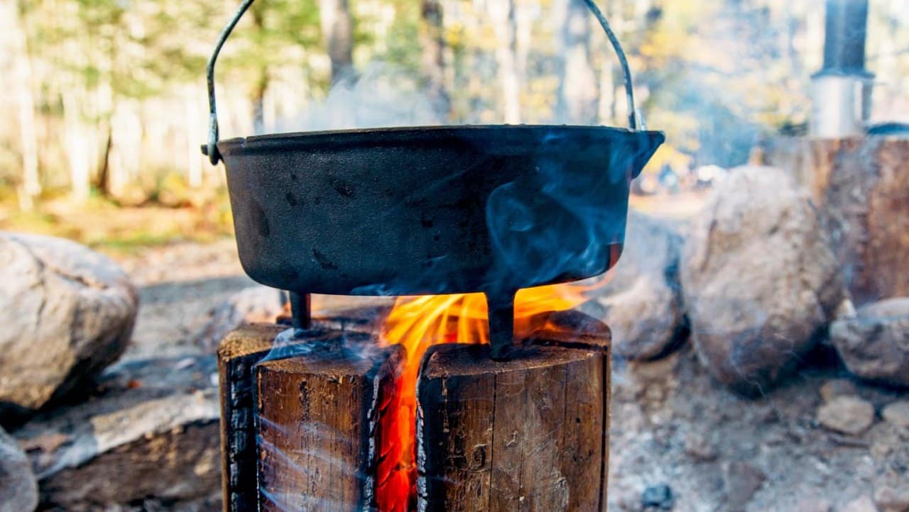 Torța suedeză sau lumânarea canadiană. Cum se face torța pentru încălzire și gătit