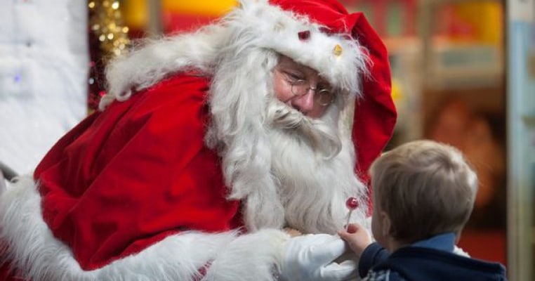 El este cel mai longeviv Moș Crăciun! De peste 60 de ani aduce cadouri copiilor