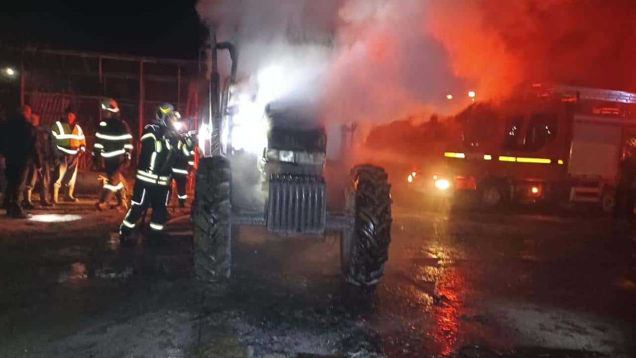 Tractor distrus în incendiu! Adăpostul de animale din apropiere a fost pus în pericol – AGROINTEL.RO