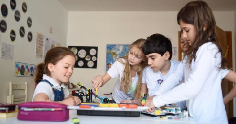 Prima școală pentru copiii cu abilități înalte din România! De la ce vârstă poți înscrie copilul și ce cursuri poate urma