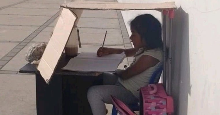 O fetiță își face temele pe stradă, sub un carton după ce a fost abandonată de mame ei. Își dorește cu orice preț să devină medic