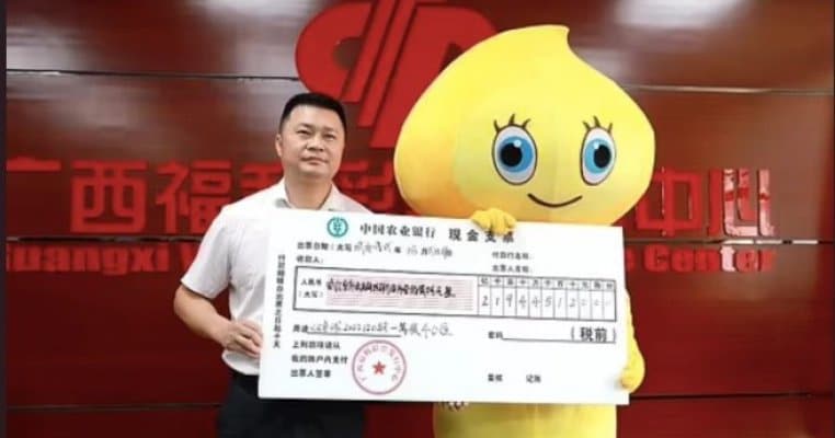Un bărbat a câștigat la loterie dar a ascuns premiul de soția și copilul lui. „Nu le-am spus pentru că ar fi fost prea mulțumiți”