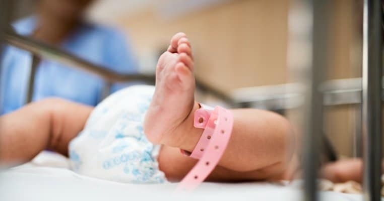 O fetiță din Brazilia s-a născut cu o codiță de 6 centimetri. Ce explicație au medicii
