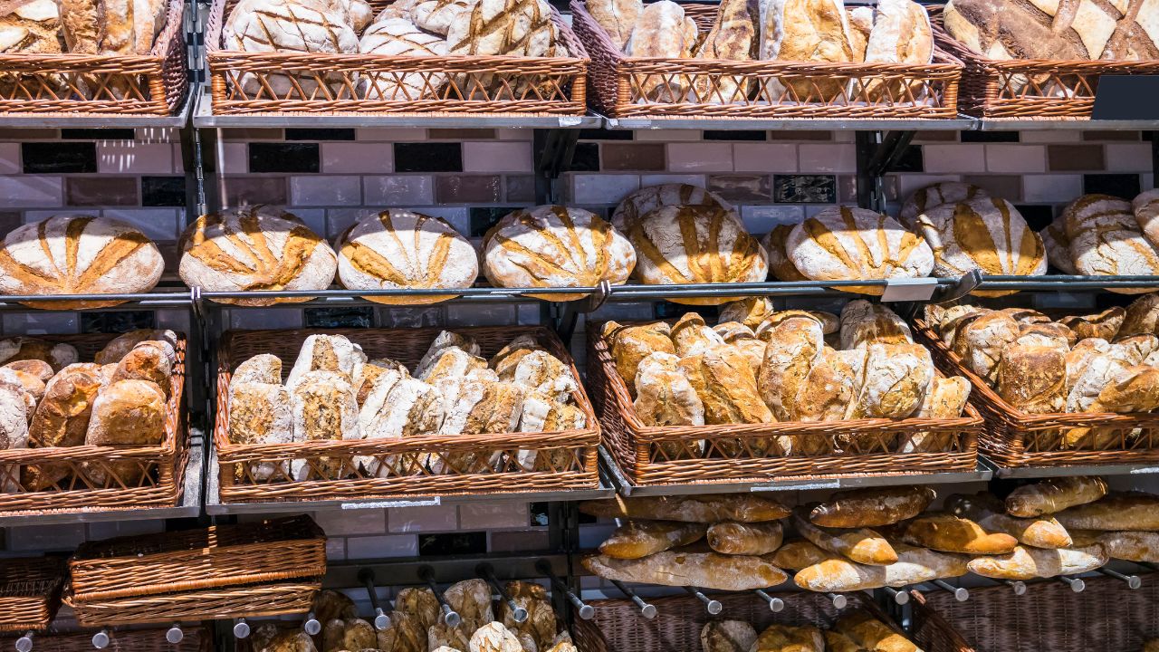 Controale masive ANSVSA la pâine și produse de patiserie! Amenzile aplicate, de peste 800.000 de lei – Food & Retail