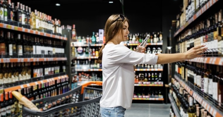 „La aproape orice magazin se vinde alcool minorilor”: Mărturia unui băiat de 14 ani din Sibiu