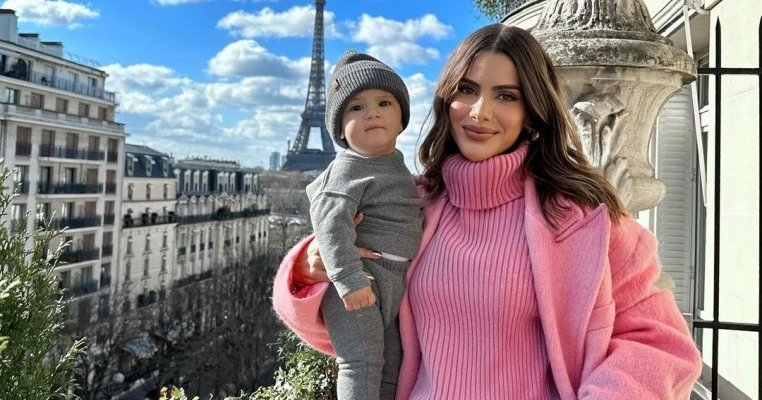 O mamă influencer a postat o imagine cu fiul ei pe un balcon în Paris și internauții o acuză că pune în pericol viața copilului