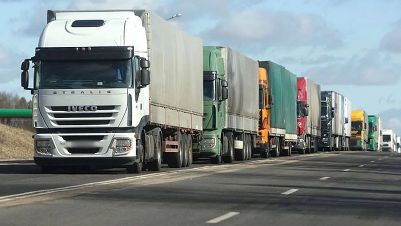 Circulația camioanelor peste 7,5 tone – interzisă în mini-vacanța de 1 Mai pe mai multe drumuri